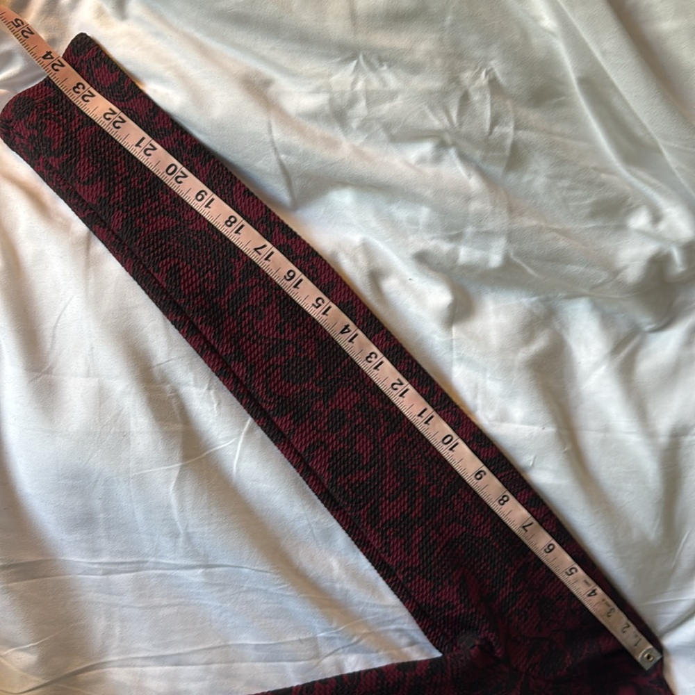 XXI Forever 21 Elegant Black and Red/ Burgundy Waffle Textured Crop Top NWOT - Picture 11 of 14